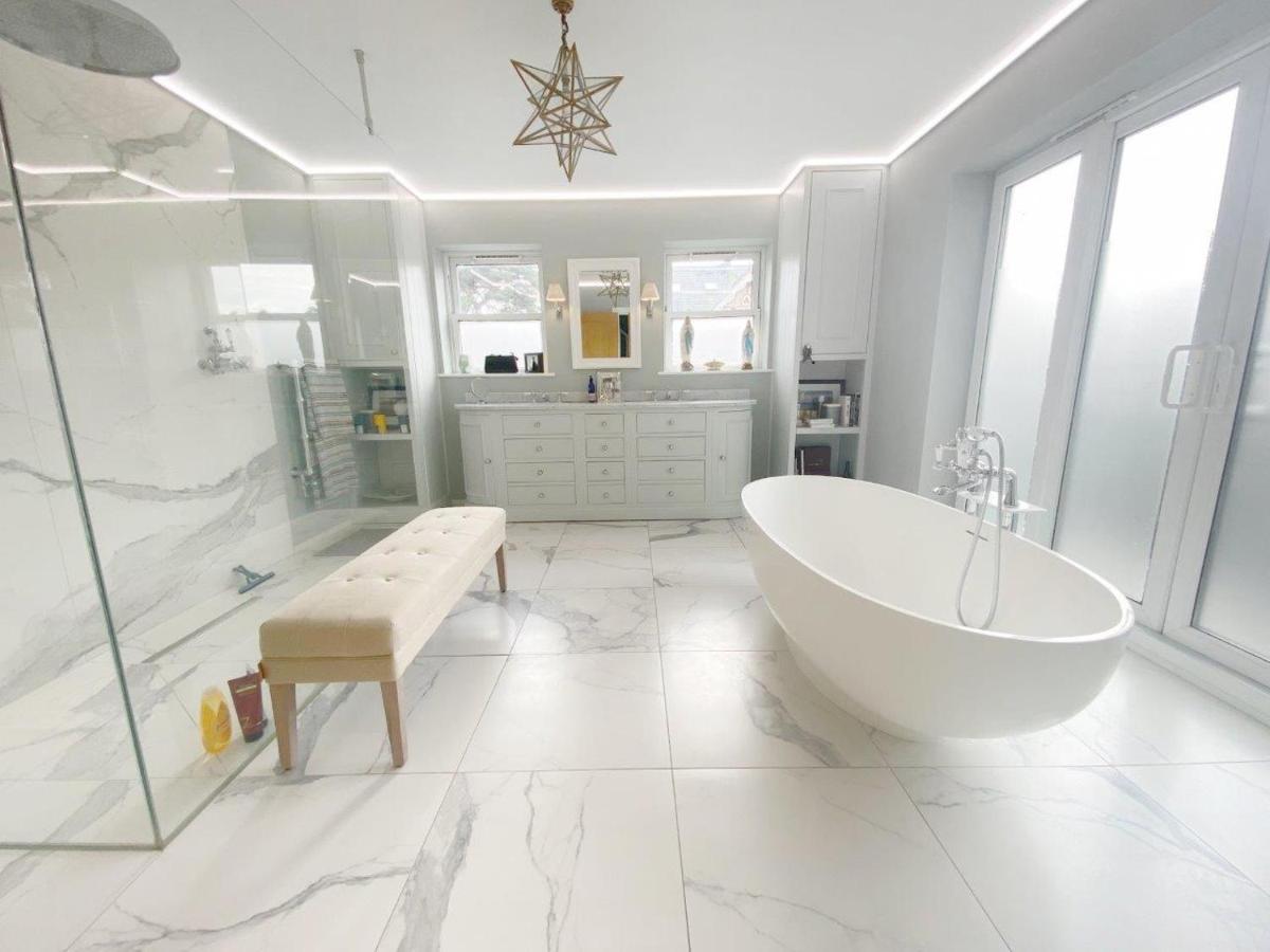 Entire Seaside Luxury Home With On Site Parking! Poole Esterno foto