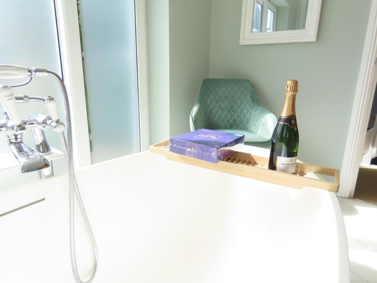 Entire Seaside Luxury Home With On Site Parking! Poole Esterno foto