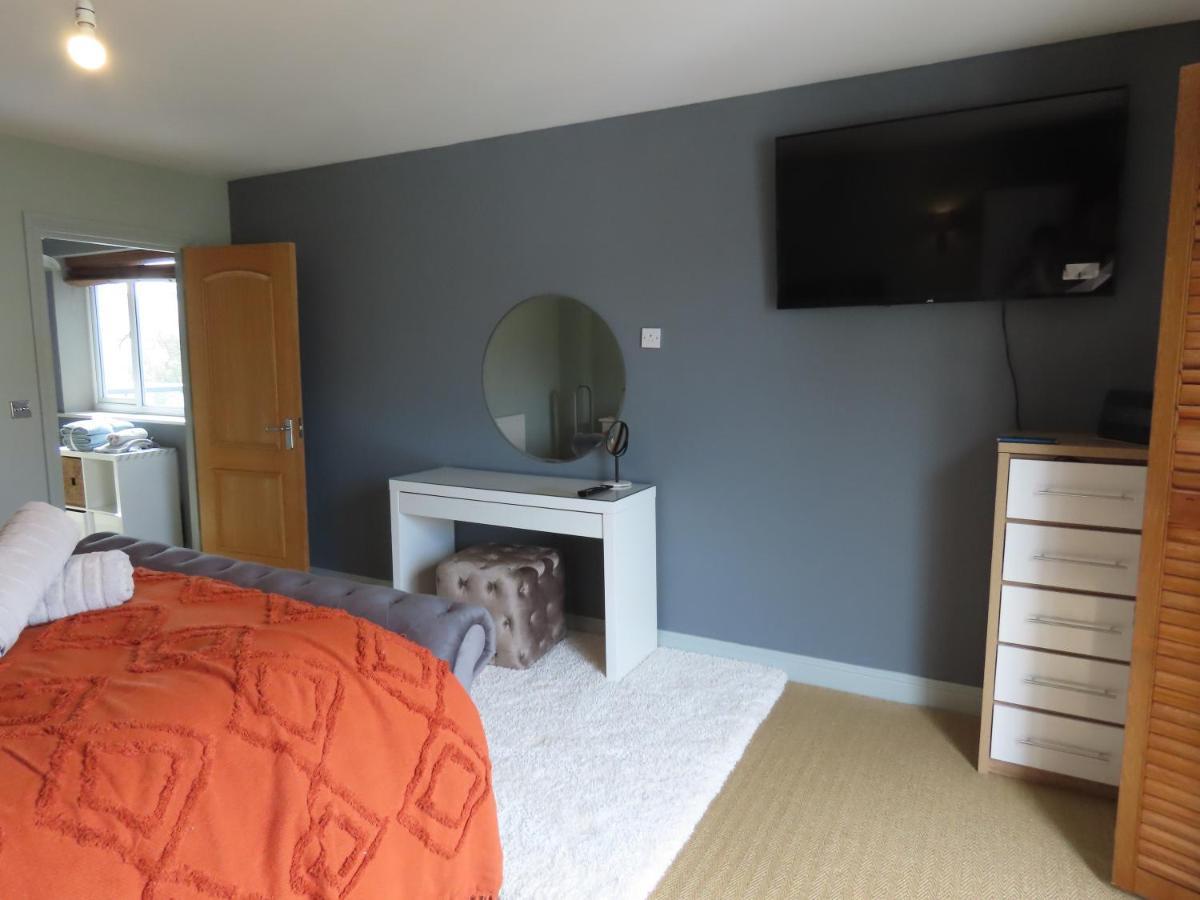 Entire Seaside Luxury Home With On Site Parking! Poole Esterno foto