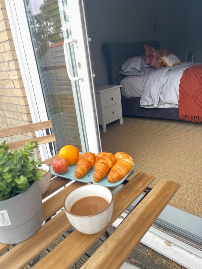 Entire Seaside Luxury Home With On Site Parking! Poole Esterno foto
